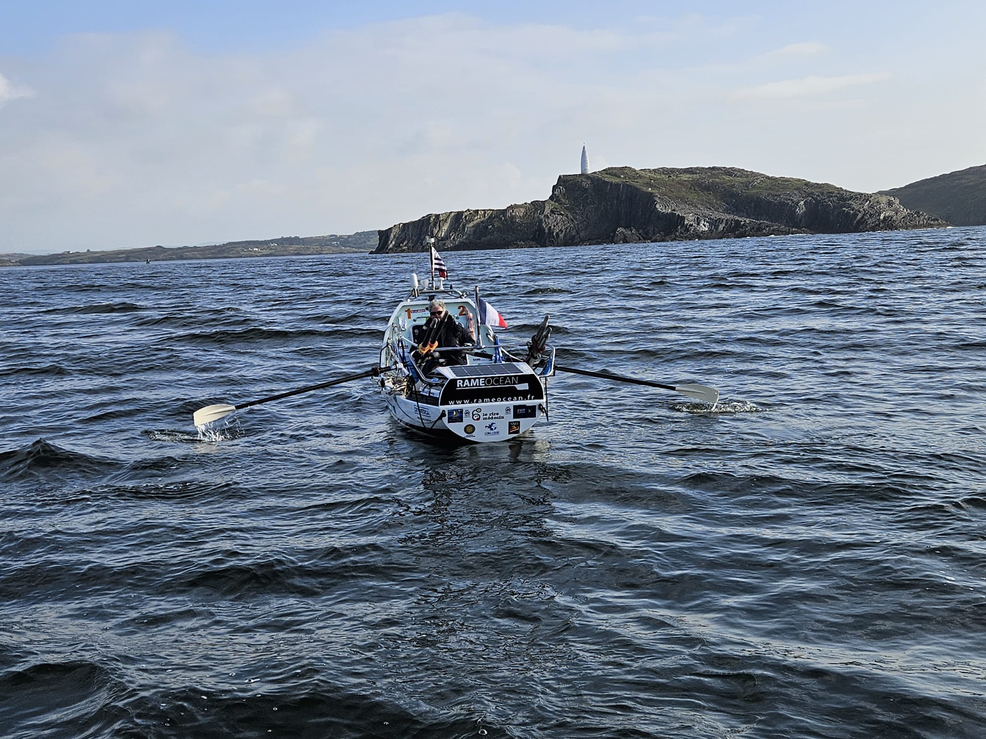 Photo bateau à rame arrivée record du monde solo 2024